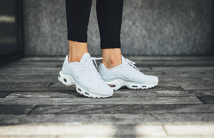 nike tn white on feet