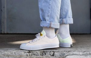Chinatown Market Converse Chuck 70 Low 166599C on foot 01