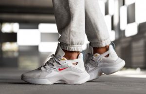 Nike Signal DMSX White Red AT5303-100 on foot 01