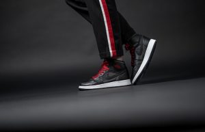 Nike Air Jordan 1 Retro High OG GS Satin Black 575441-060 on foot 01