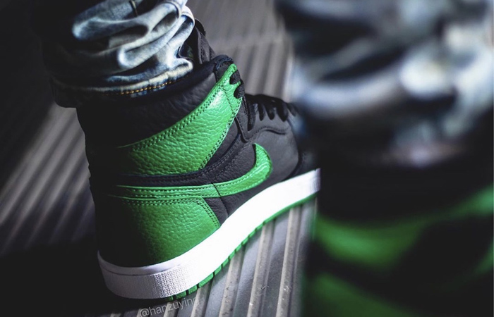 Nike Jordan 1 Pine Green 555088-030 on foot 03