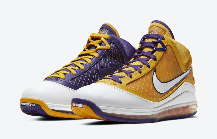 lebron 7 on court