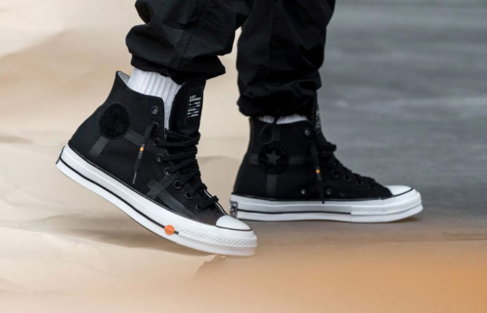 all black converse on feet