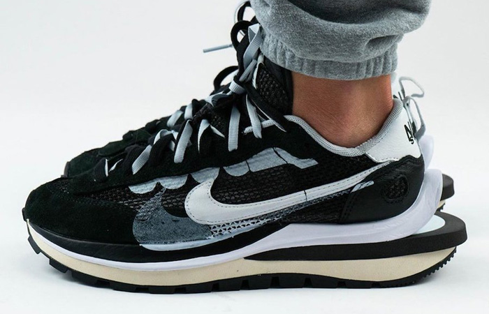 Sacai Nike Vaporwaffle Black White CV1363-001 on foot 01