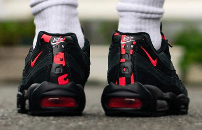 black and red air max 95