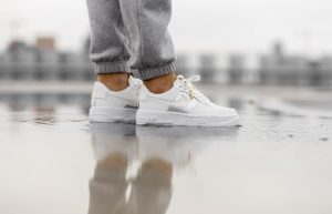 Nike Air Force 1 Pixel Grey Gold Chain Womens DC1160-100 on foot 01