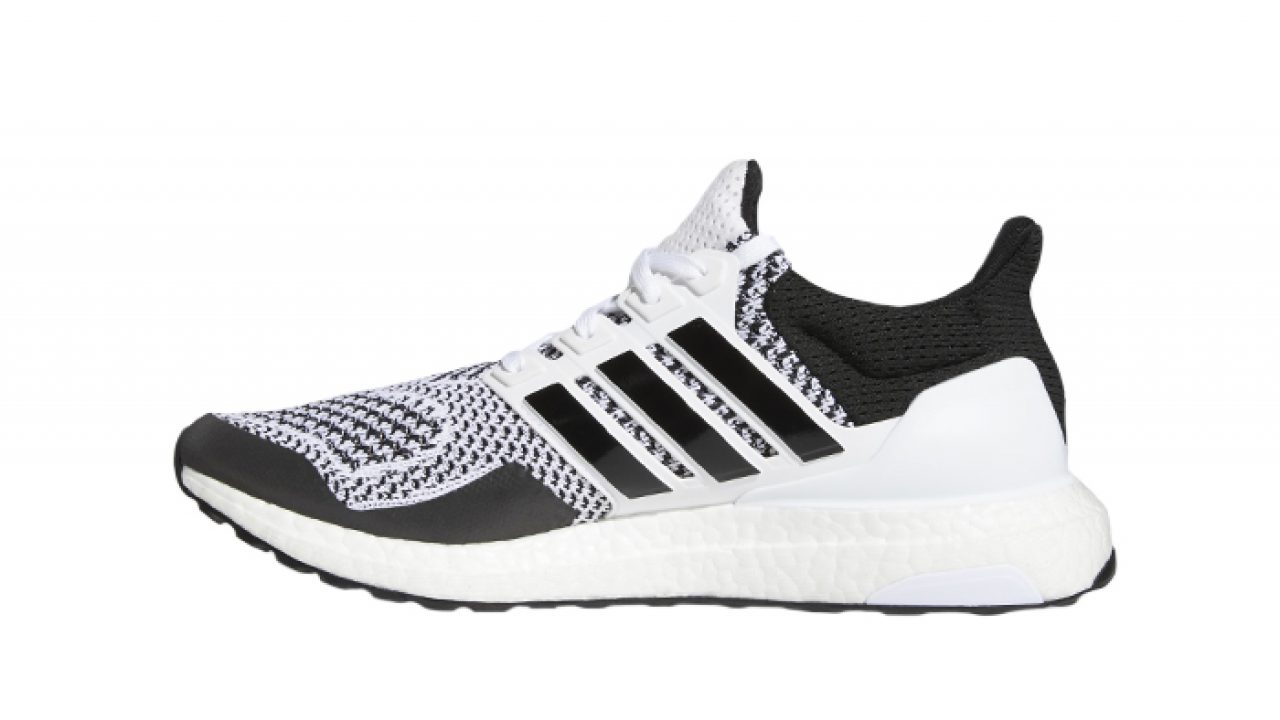 Adidas boost black outlet n white