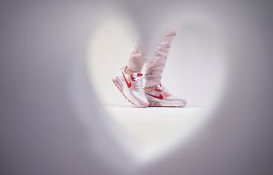 Nike Air Max 90 Valentines Day Pink White Womens DD8029-100 on foot 01