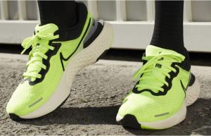 Nike ZoomX Invincible Run Flyknit Volt Black CT2228-700 on foot 01