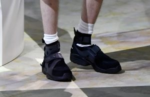Comme Des Garcons Nike Air Carnivore Black DH0199-001 on foot 02