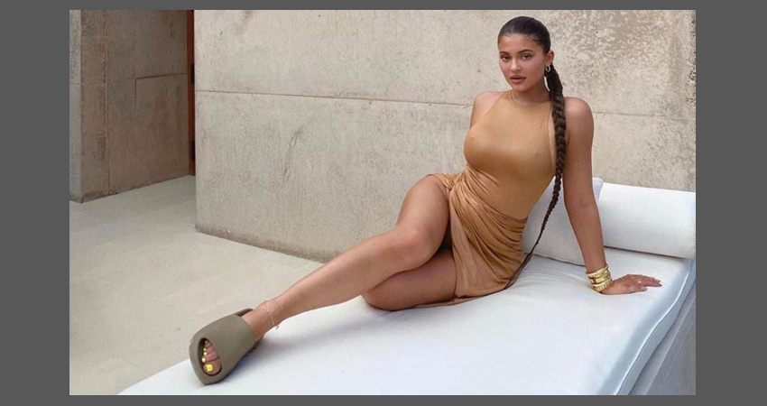 Kylie Jenner wear Yeezy Slide