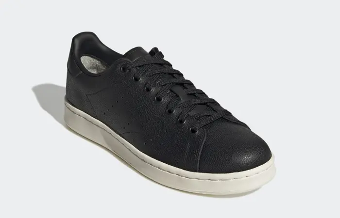 Black stan sales smiths white sole