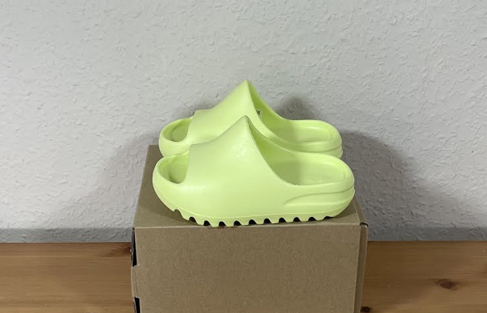 adidas Yeezy Slide Glow Green Kids GX6139 01