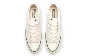 UNDEFEATED x Converse Chuck 70 Mid Parchment Chive A00670C up