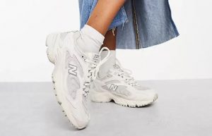 New Balance 725 White 205296434 onfoot right